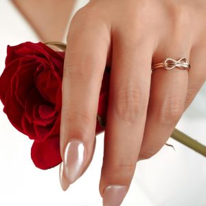 انگشتر زنانه گره بی‌نهایت طلا _ کد:sa108