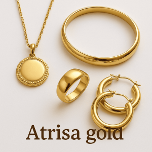 – قبل از خرید طلا، به چه نکاتی باید توجه کنیم؟ قبل از خرید، بهتر است سوالات زیر را از خود بپرسید: این هدیه برای چه مناسبتی است؟ (تولد، سالگرد، نامزدی، یا فقط یک سورپرایز خاص) سلیقه شخص مقابل چیست؟ کلاسیک دوست دارد یا مدرن؟ بودجه من چقدر است؟ طلا سفید، زرد یا رزگلد مناسب‌تر است؟ آیا فرد موردنظر به سنگ‌های قیمتی علاقه دارد یا نه؟ پاسخ به این سوالات مسیر خرید را برای شما روشن‌تر می‌کند. – انواع طلا برای هدیه دادن – گردنبند و آویز: گردنبندها همیشه انتخابی کلاسیک هستند. از آویزهای کوچک و ساده گرفته تا طراحی‌های پیچیده با الماس یا نگین، همگی گزینه‌هایی محبوب برای تولد یا سالگرد هستند. برای افراد مینیمالیست، یک آویز ساده به شکل قلب یا بی‌نهایت می‌تواند یک هدیه عالی باشد. – دستبند و النگو: دستبندها معمولاً در موقعیت‌های غیررسمی‌تر هدیه داده می‌شوند. النگوهای ساده و نازک، یا دستبندهایی با طرح‌های خاص و نمادین، برای دوستان یا خواهر و مادر بسیار مناسب هستند. – انگشتر: برای نامزدی یا سالگرد ازدواج، هیچ گزینه‌ای بهتر از یک انگشتر خاص نیست. شما می‌توانید یک انگشتر با سنگ تولد طرف مقابل یا یک حلقه با طراحی اختصاصی تهیه کنید. – گوشواره: برای خانم‌هایی که به زیورآلات علاقه‌مند هستند، گوشواره‌های طلا (به خصوص مدل‌های آویزدار یا حلقه‌ای) می‌توانند بسیار جذاب باشند.