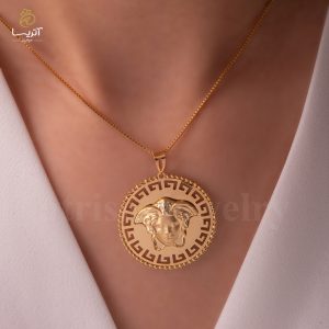 گردنبند طلای مدالی با طرح ورساچه_کد: pe117