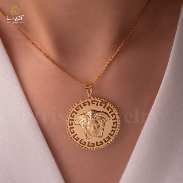 گردنبند طلای مدالی با طرح ورساچه_کد: pe117